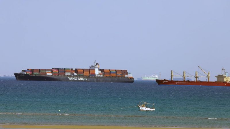 321 navios presos no Canal de Suez enquanto resgate de navio porta-contêiner está em andamento