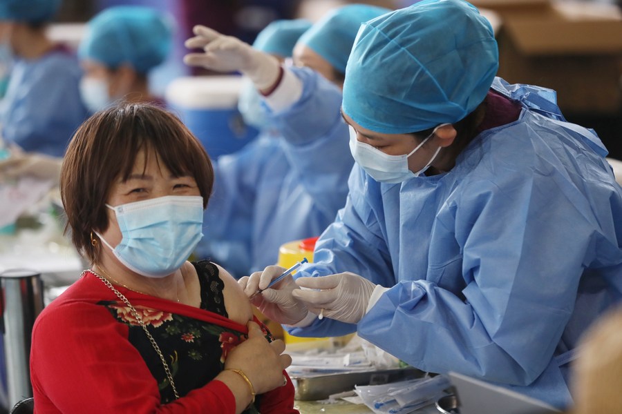 Ministro das Relações Exteriores da China realizará reunião internacional sobre vacinas contra COVID-19