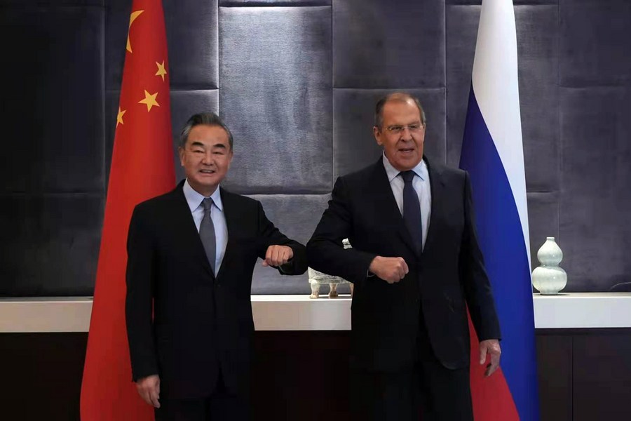 Chanceleres chinês e russo prometem fortalecer cooperação bilateral