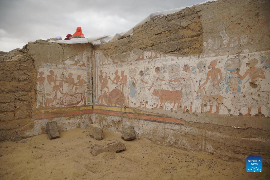 Egito descobre interior de tumba antiga em necrópole de Saqqara, próximo das pirâmides de Gizé