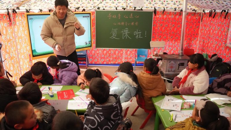 Negócios e escolas reabrem em áreas atingidas por terremotos no noroeste da China