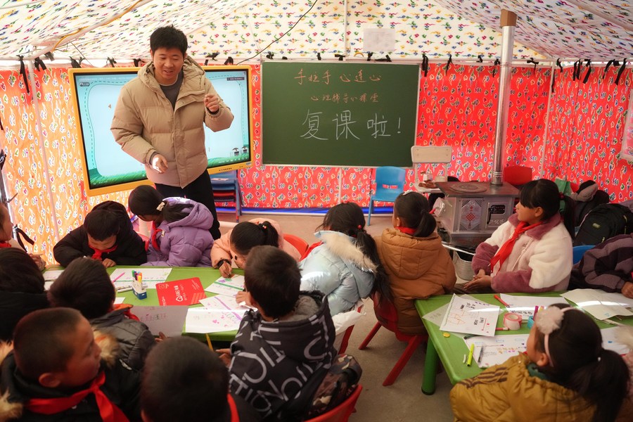 Negócios e escolas reabrem em áreas atingidas por terremotos no noroeste da China