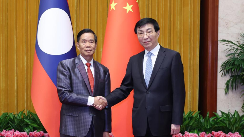 Principal conselheiro político da China se reúne com líder da Frente do Laos para Construção Nacional