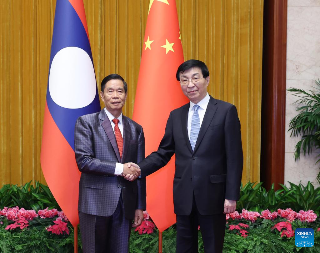 Principal conselheiro político da China se reúne com líder da Frente do Laos para Construção Nacional