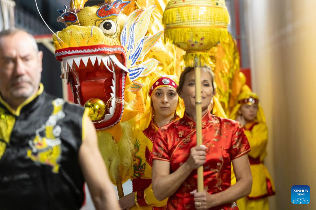 Paixão de entusiastas italianos de Kung Fu pela dança do dragão é eterna