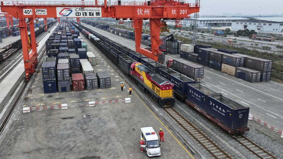 Trens intermodais ferroviário-marítimos da China completam 2.000 viagens em 2024