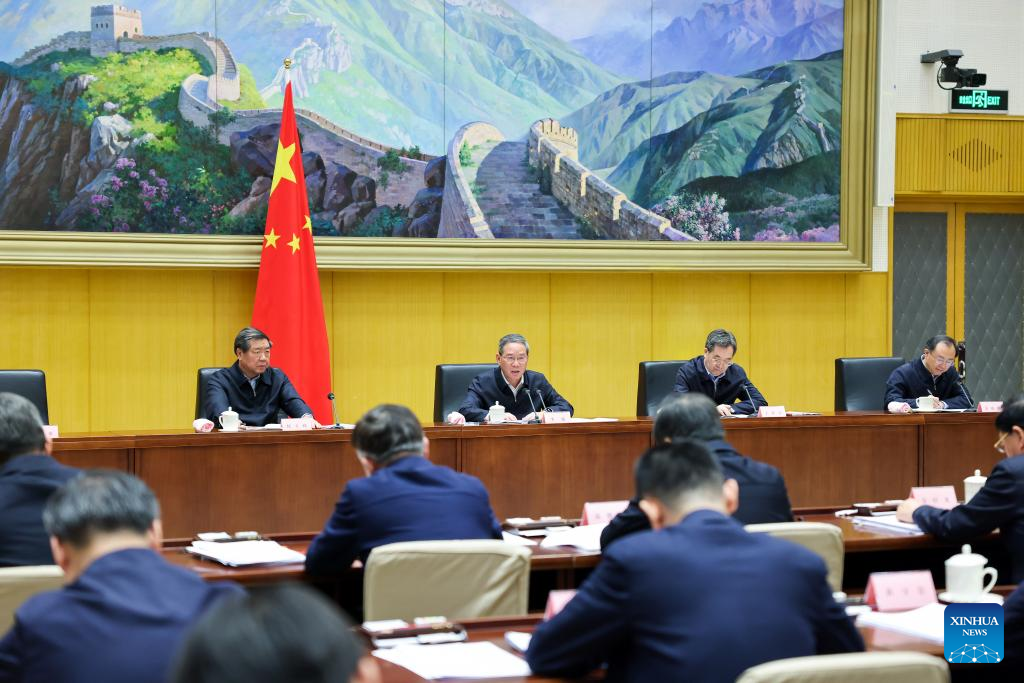 Primeiro-ministro chinês pede esforços para resolver riscos da dívida de governos locais