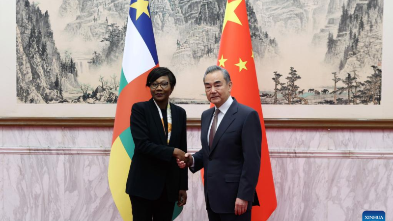 Chanceler chinês conversa com homólogo centro-africano