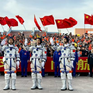 Realizada cerimônia de despedida para taikonautas da missão Shenzhou-18