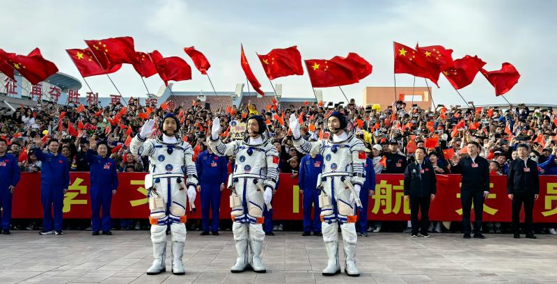 Realizada cerimônia de despedida para taikonautas da missão Shenzhou-18