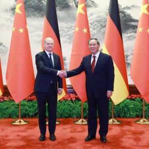 Primeiro-ministro chinês realiza conversa com chanceler alemão e pede novo nível de relações bilaterais
