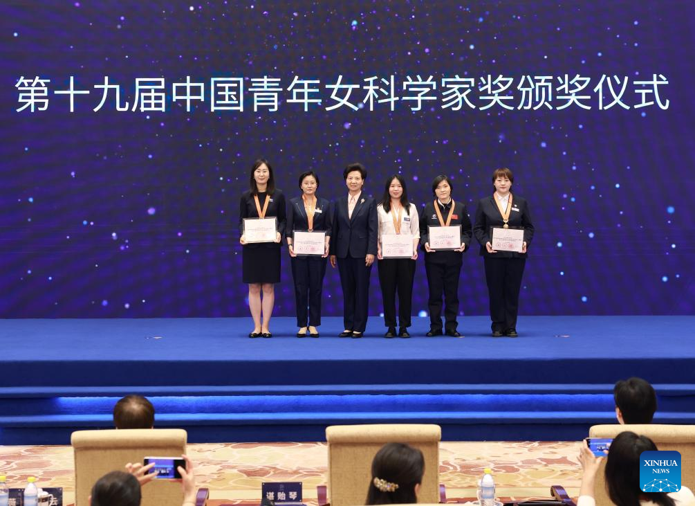 China premia jovens cientistas do sexo feminino