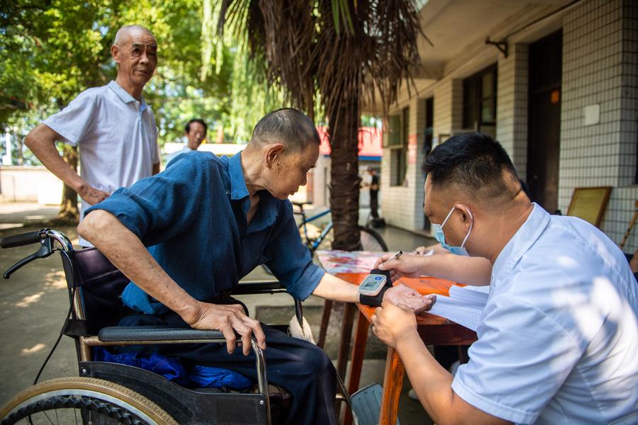 China melhora regulamentação de regimes de seguro de cuidados de longa duração