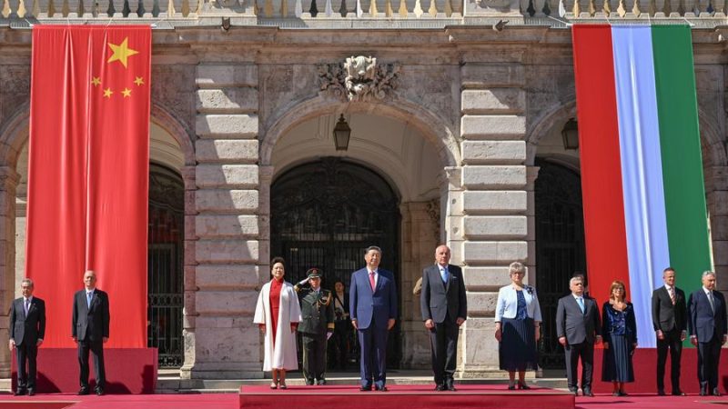 Xi participa da cerimônia de boas-vindas realizada pelo presidente Sulyok e pelo primeiro-ministro Orbán da Hungria em Budapeste