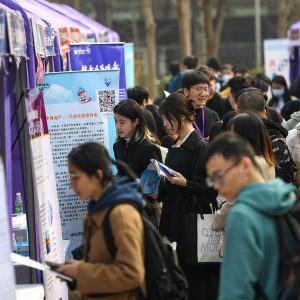 China empregará 34.400 graduados universitários em cargos de nível comunitário