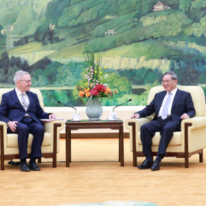 Primeiro-ministro chinês reúne-se com delegação do Reino Unido