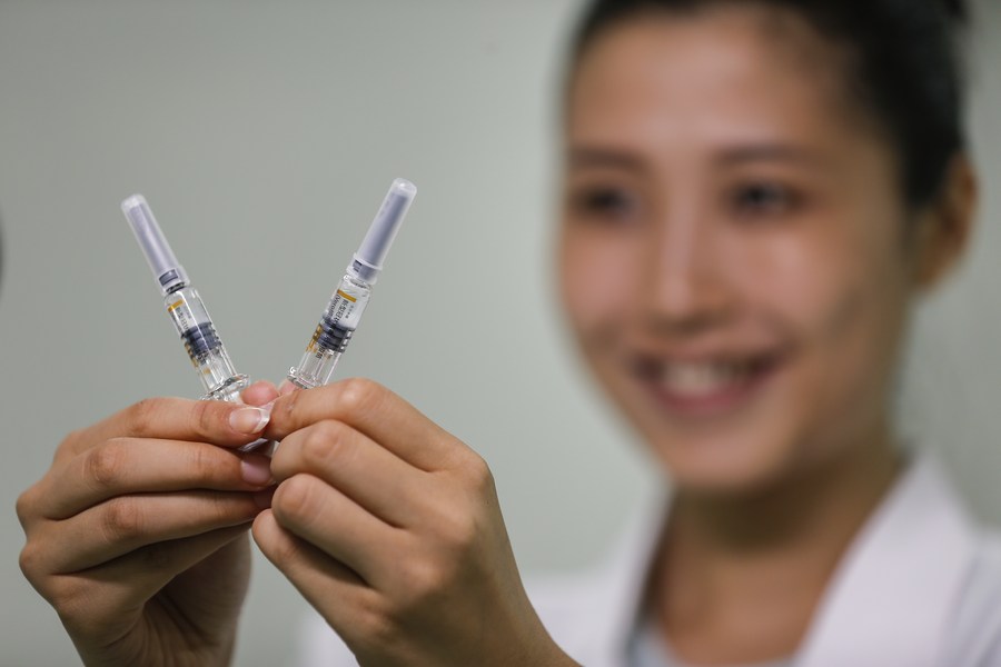 China fornece vacina contra COVID-19 para jornalistas estrangeiros, diz mídia japonesa