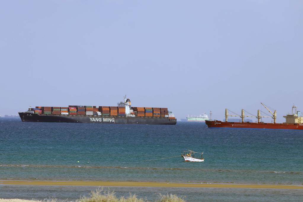 321 navios presos no Canal de Suez enquanto resgate de navio porta-contêiner está em andamento