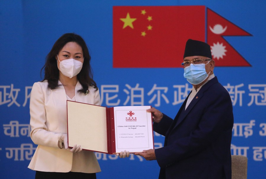 Vacinas contra COVID-19 doadas pela China chegam ao Nepal