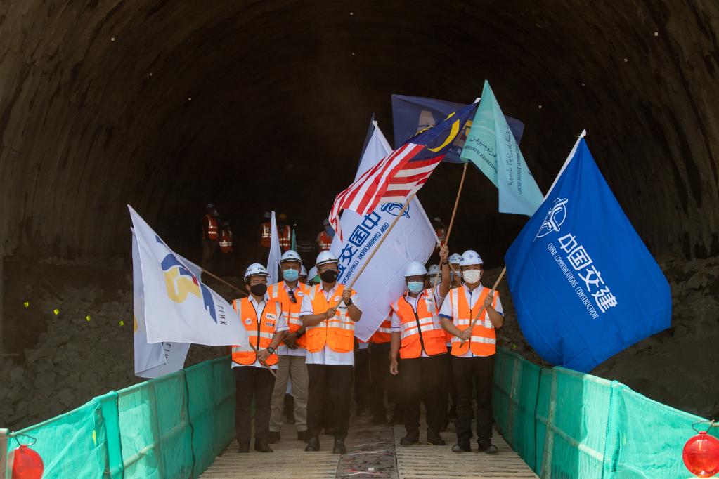 Projeto de trem conjunto Malásia-China tem primeiro túnel inaugurado
