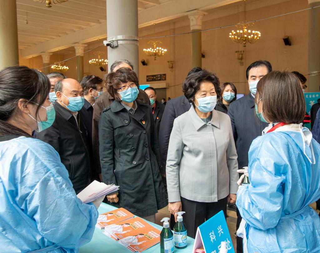 Vice-premiê chinesa destaca produção e fornecimento de vacinas contra COVID-19