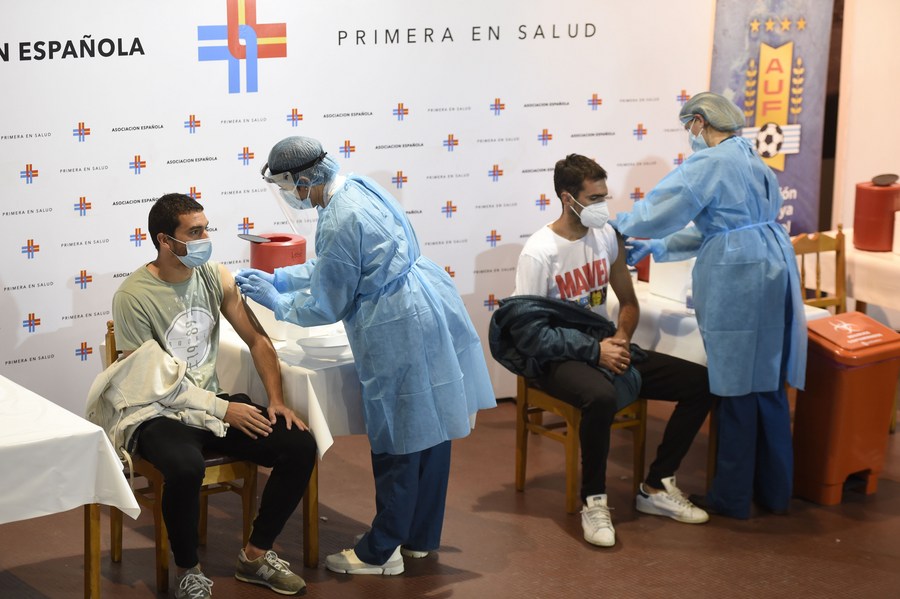 Imunização de futebolistas uruguaios começa com vacina da chinesa Sinovac