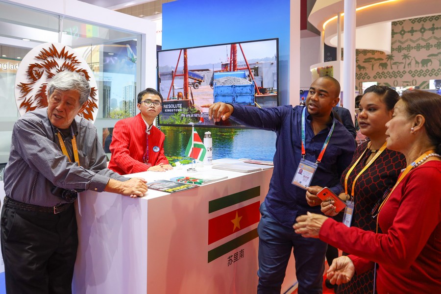 China está disposta a intensificar cooperação com Suriname, diz chanceler chinês