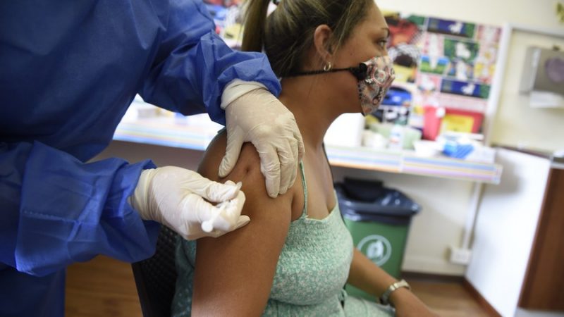 Vacinas CoronaVac reduzem mortalidade por COVID-19 em até 97%, segundo levantamento uruguaio