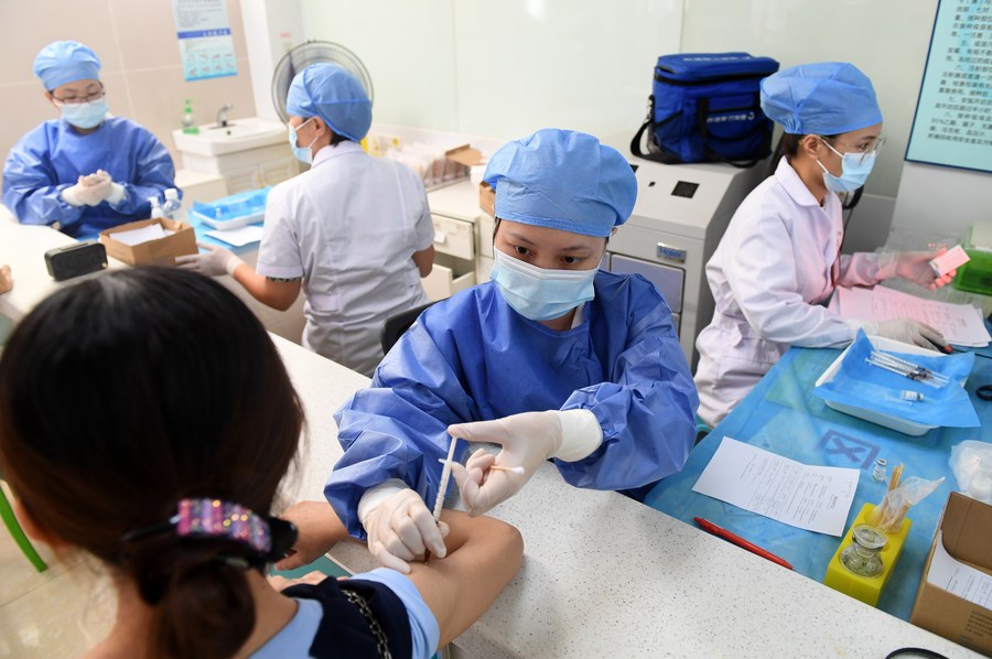 São aplicadas 2,214 bilhões de doses de vacinas contra COVID-19 na parte continental da China
