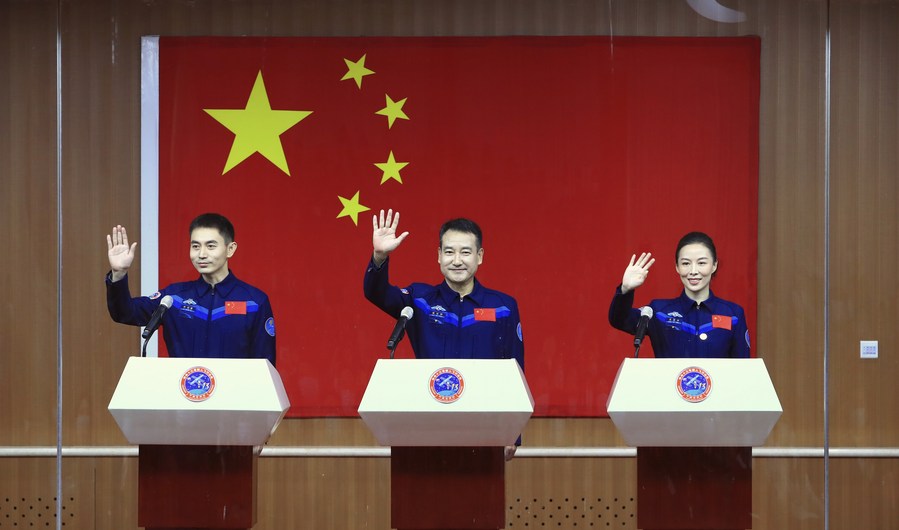 Astronautas da missão Shenzhou-13 encontram-se com imprensa