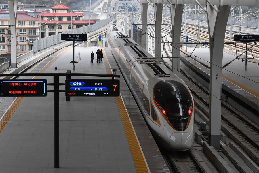 Primeira ferrovia de alta velocidade de parceria público-privada da China entra em operação