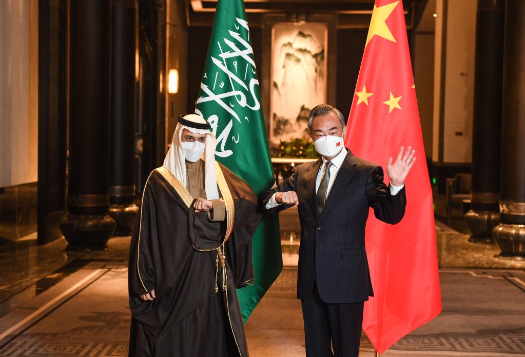 Chanceler chinês realiza conversações com seu homólogo da Arábia Saudita