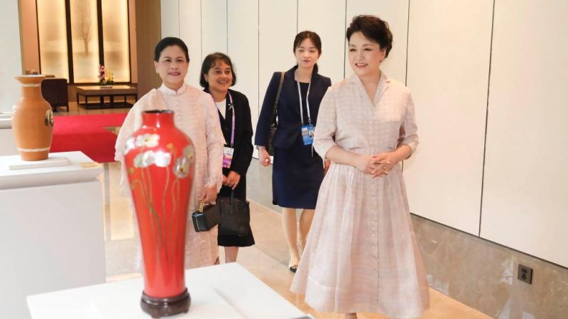 (Universíade de Chengdu) Peng Liyuan se reúne com primeira-dama da Indonésia