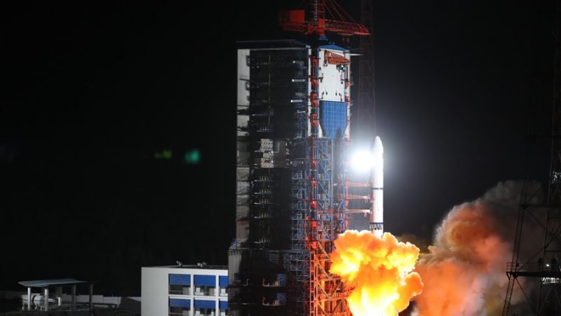 Foguete transportador Longa Marcha da China realiza o 150º lançamento consecutivo bem-sucedido
