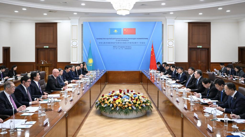China promete fortalecer cooperação institucional com Cazaquistão
