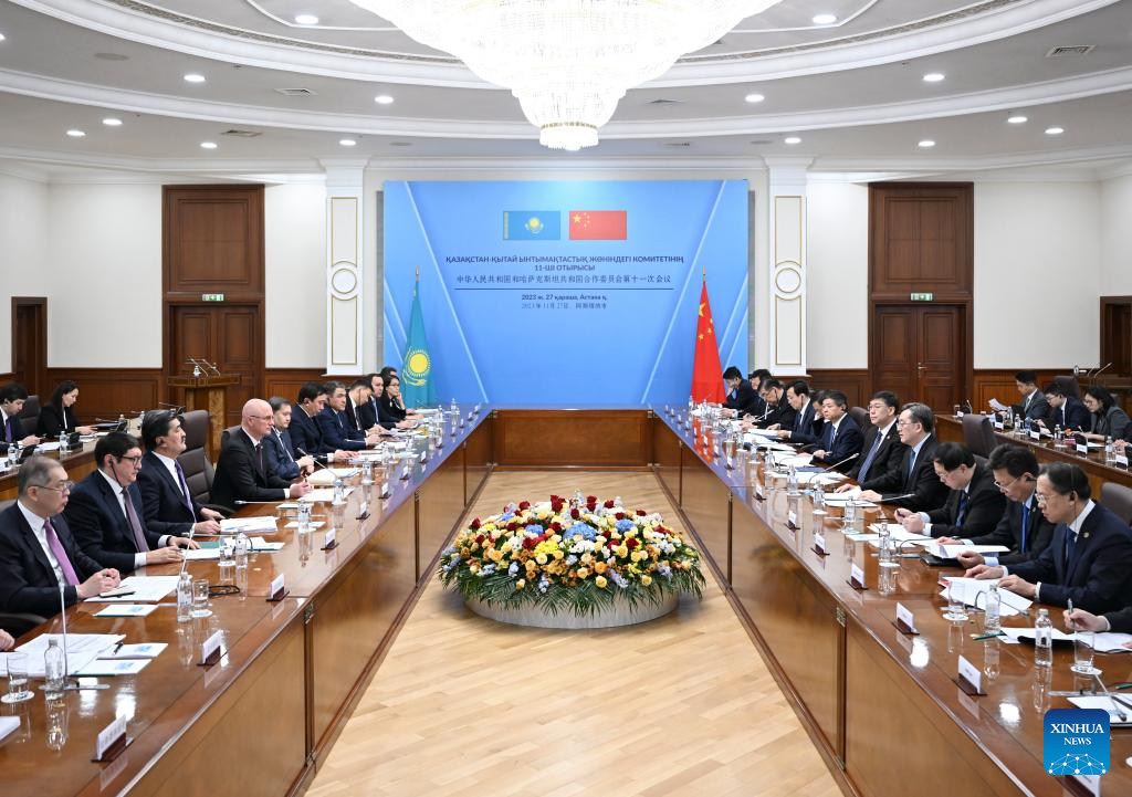 China promete fortalecer cooperação institucional com Cazaquistão