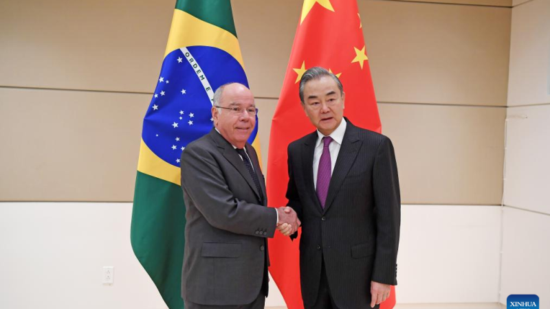 Chanceler chinês pede que laços China-Brasil sejam elevados a um novo patamar