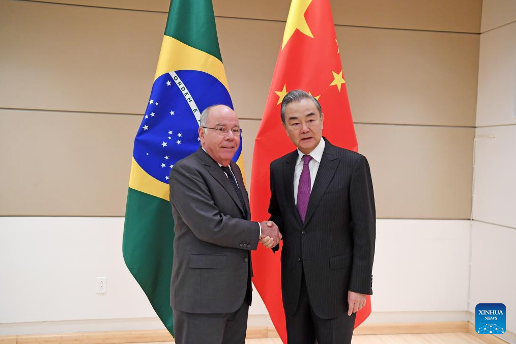 Chanceler chinês pede que laços China-Brasil sejam elevados a um novo patamar