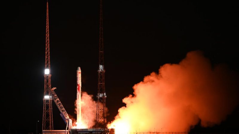 China lança foguete portador de oxigênio líquido-metano Zhuque-2 com três satélites