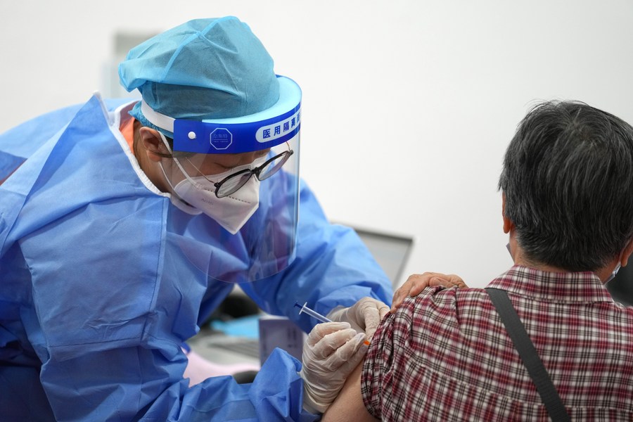 Beijing começa a vacinar grupos-chave contra subvariantes XBB da COVID-19
