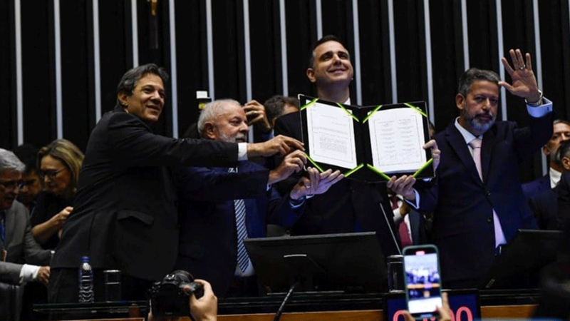 Congresso brasileiro promulga reforma tributária após 30 anos de debates