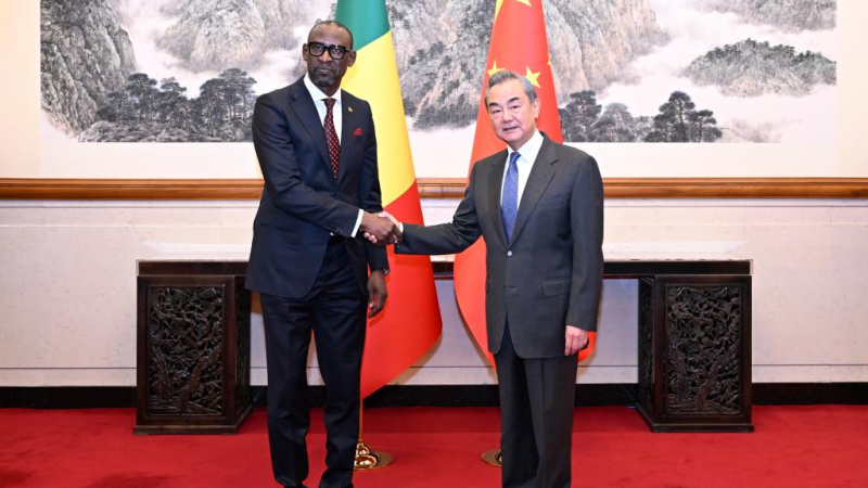 Chanceler chinês promete maior cooperação educacional e agrícola com Mali