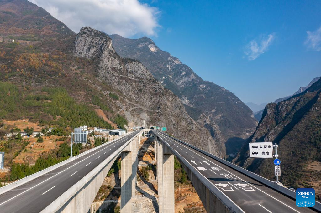 Via expressa com muitas pontes e túneis é inaugurada no oeste da China