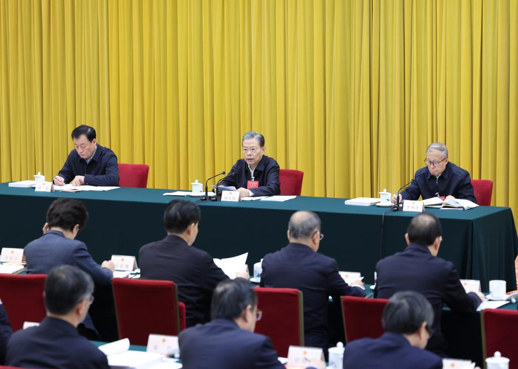 Chefe do Legislativo chinês destaca pensamento de Xi sobre manter e melhorar sistema de assembleias populares