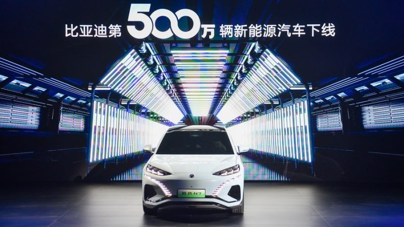 Montadora chinesa BYD torna-se maior vendedora de veículos elétricos puros do mundo no 4º trimestre de 2023