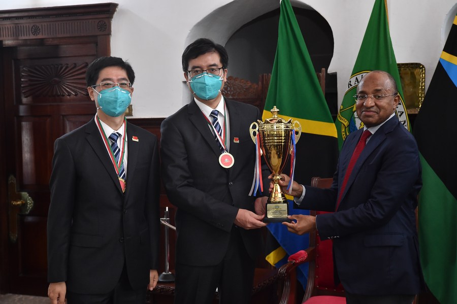 Presidente de Zanzibar, na Tanzânia, elogia China por construção de apartamentos para profissionais de saúde