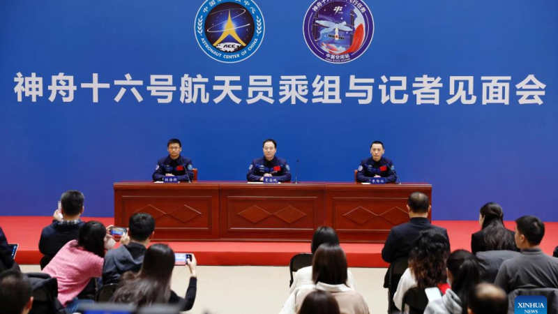 Taikonautas da Shenzhou-16 encontram imprensa após retorno do espaço