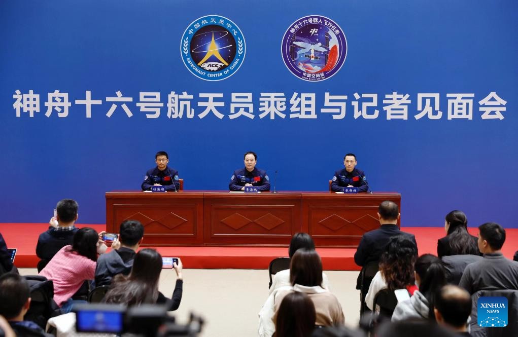 Taikonautas da Shenzhou-16 encontram imprensa após retorno do espaço