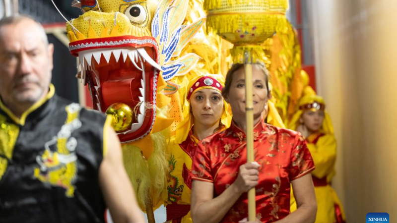Paixão de entusiastas italianos de Kung Fu pela dança do dragão é eterna