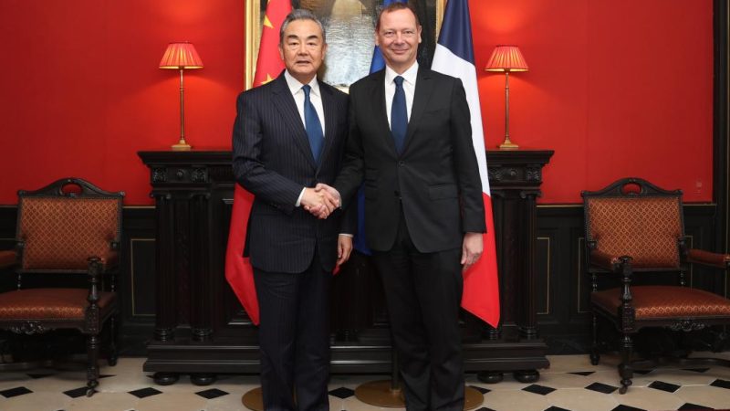 China e França devem trabalhar para tornar parceria mais sólida e dinâmica, diz Wang Yi